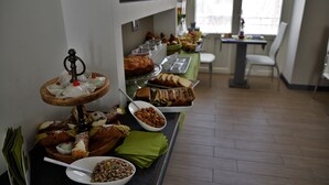 Un bufé con diversos productos de pastelería y frutos secos.