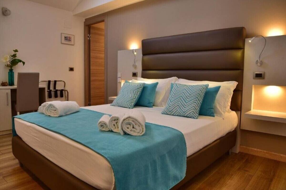 Camera doppia Finestre a tetto automatiche Velux camera raggiungibile attraverso scala di 12 gradini | Premium bedding, down comforters, minibar, desk
