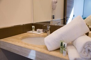 Double Room | Bathroom | Shower, free toiletries, hair dryer, bidet