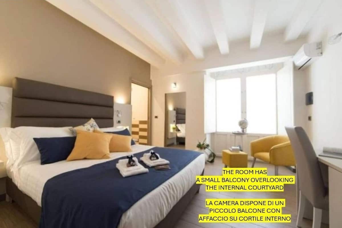 Camera piccolo balcone con affaccio su cortile interno | Premium bedding, down comforters, minibar, desk