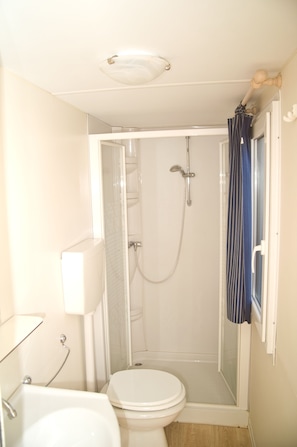 Classic Mobile Home, 2 Bedrooms | Bilik Mandi | Pancuran mandi
