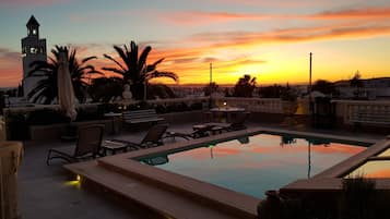 Outdoor pool, pool umbrellas, sun loungers