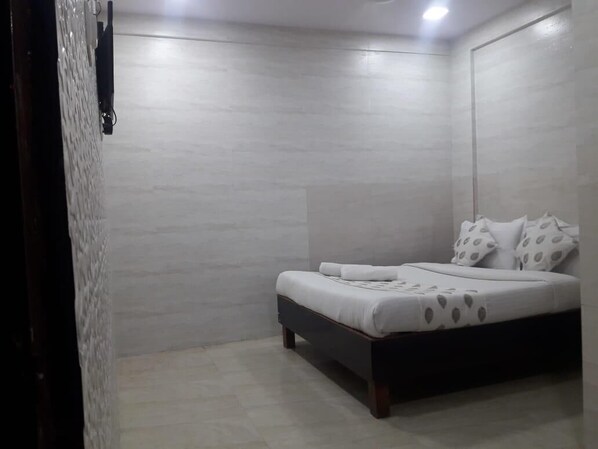 セーフティボックス (室内)、デスク、アイロン / アイロン台、可動式ベッド (無料)