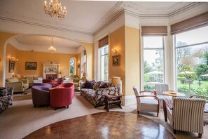 2 bars/lounges, wine bar