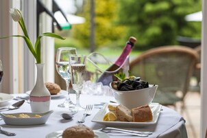 Se sirven desayunos y cocina mediterránea, con vista al jardín 