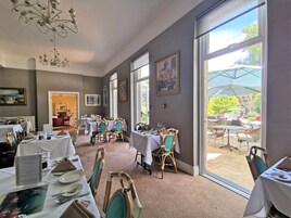 Se sirven desayunos y cocina mediterránea, con vista al jardín 