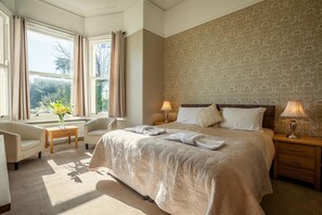 Tabla de planchar con plancha, wifi gratis, ropa de cama