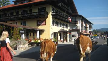 A building with a sign that reads "Sporthotel."