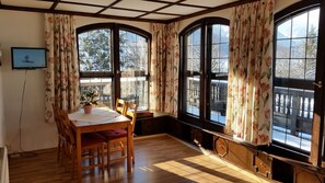 Suite Familiale, 1 très grand lit et 1 canapé-lit, non-fumeurs, vue montagne | Salle de séjour | Télévision à écran plat