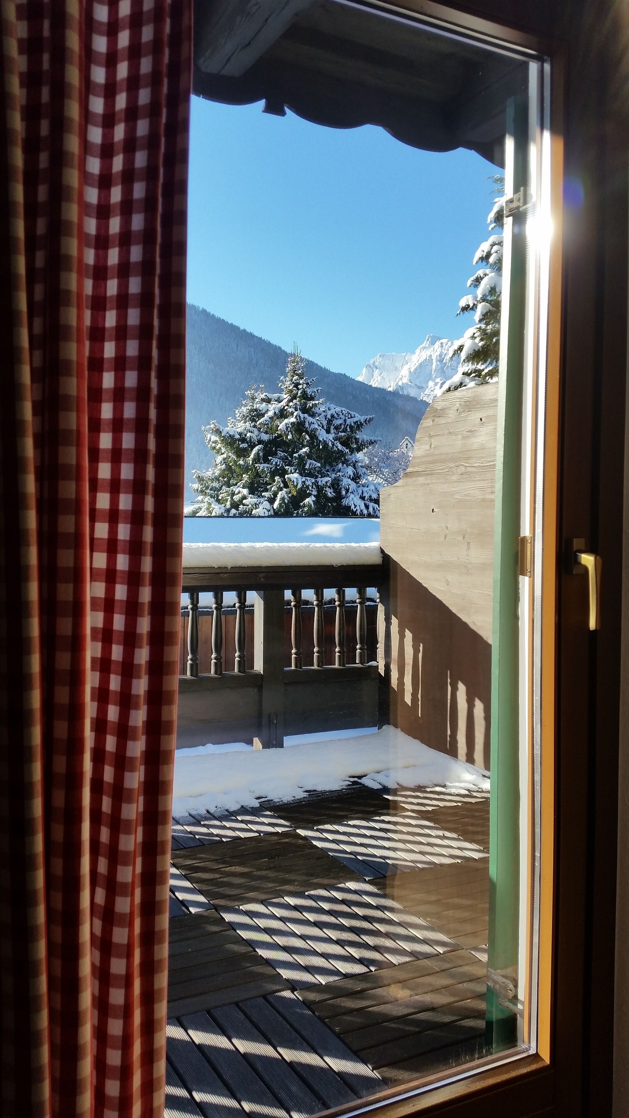 家庭套房, 1 張特大雙人床和 1 張沙發床, 非吸煙房, 山景 | 露台/庭院