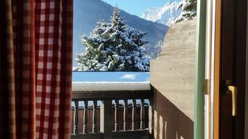 Familien-Suite, 1 King-Bett und Schlafsofa, Nichtraucher, Bergblick | Terrasse/Patio