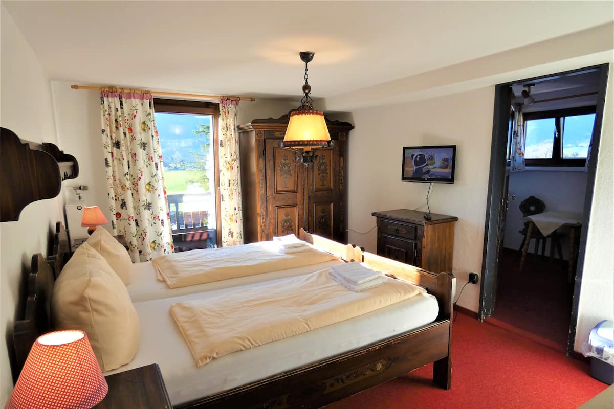 Classic-Dreibettzimmer, 1 Schlafzimmer, Bergblick | Wohnzimmer | Flachbildfernseher