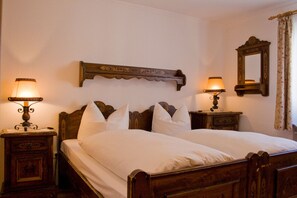 Chambre double, vue sur la montagne | Bureau, lit de bébé (supplément), lit de bébé portatif