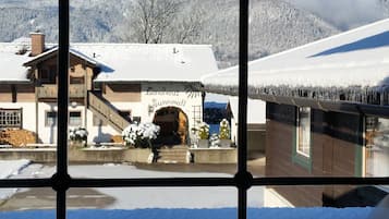 Suite Familiale, 1 très grand lit et 1 canapé-lit, non-fumeur, vue montagne | Vue sur les montagnes