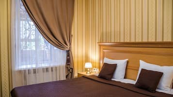 Habitación superior con 1 cama doble o 2 individuales, planta baja | 1 dormitorio, minibar, escritorio y wifi gratis