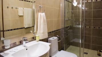 Doppia Deluxe, al piano terra | Bagno | Set di cortesia gratuito, asciugacapelli, pantofole, asciugamani