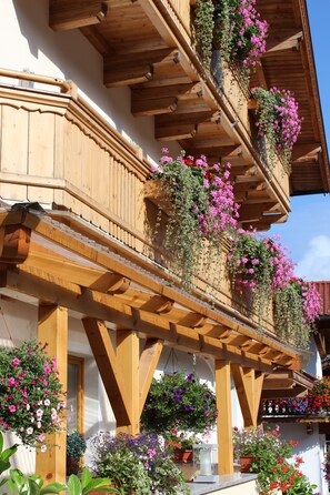 Un edificio de madera con balcones decorados con flores.