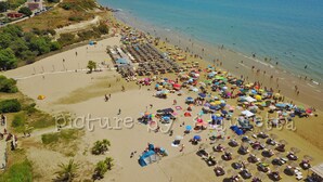 A beach with rows of umbrellas and sun loungers, a clear sky, and the ocean. - Casa Vacanza Talia CaseSicule- few meters from the beach (Pozzallo)
