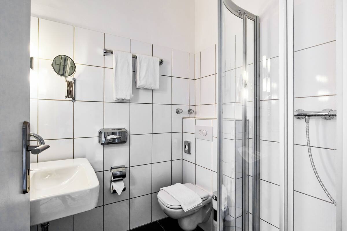 shower, free toiletries, towels