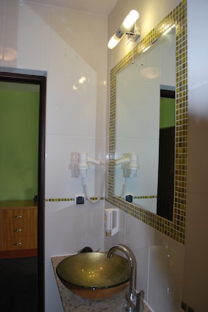 Standard Quadruple Room | Bathroom | Hair dryer, towels