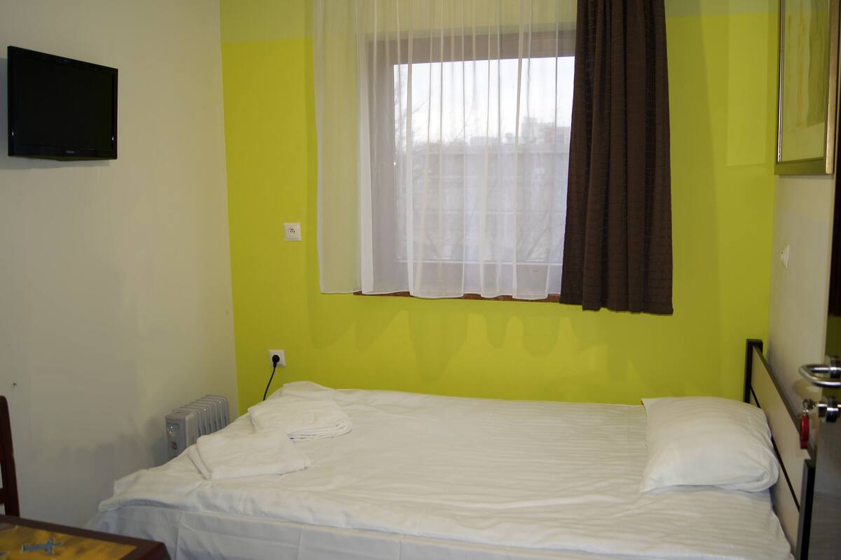 Single Room with double bed - small room | Bàn, bàn ủi/dụng cụ ủi quần áo, nôi (giường cho trẻ sơ sinh) miễn phí