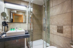 Ducha, artículos de tocador gratuitos, secador de pelo, batas