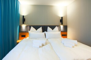 Apartamento, 2 habitaciones | Caja fuerte, escritorio, espacio para trabajar con un portátil