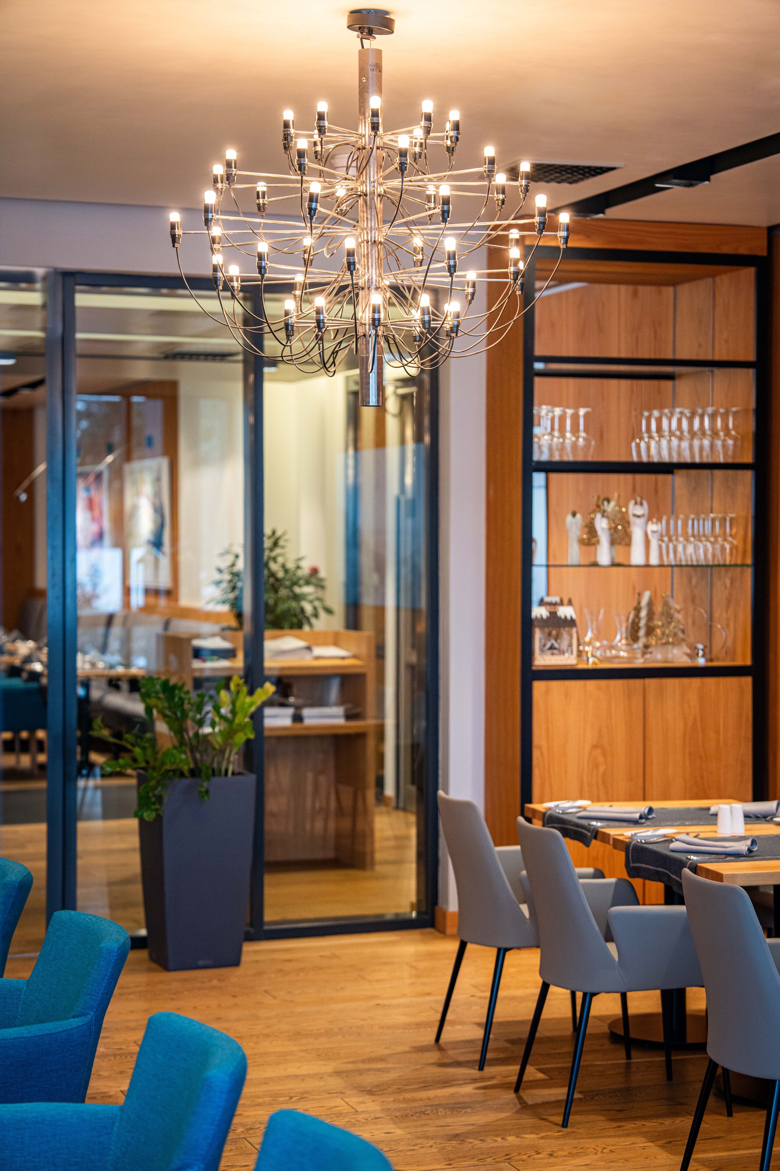 S&#x27;hi serveixen plats de cuina internacional 