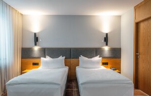 Economy Double Room | In-room safe, desk, laptop workspace, blackout drapes - Grand Hotel Suhl (Suhl)