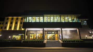 Fassade der Unterkunft – Abend/Nacht