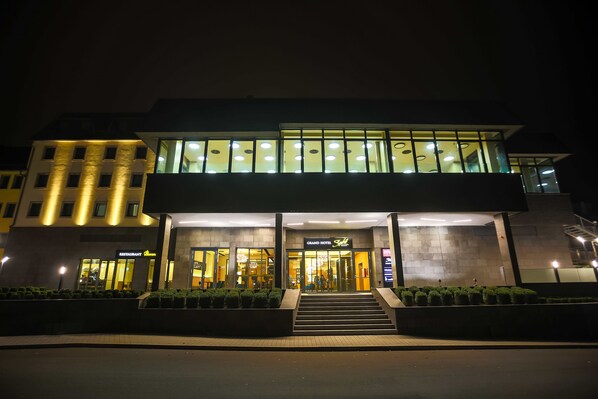 Fachada de la propiedad por la tarde o noche