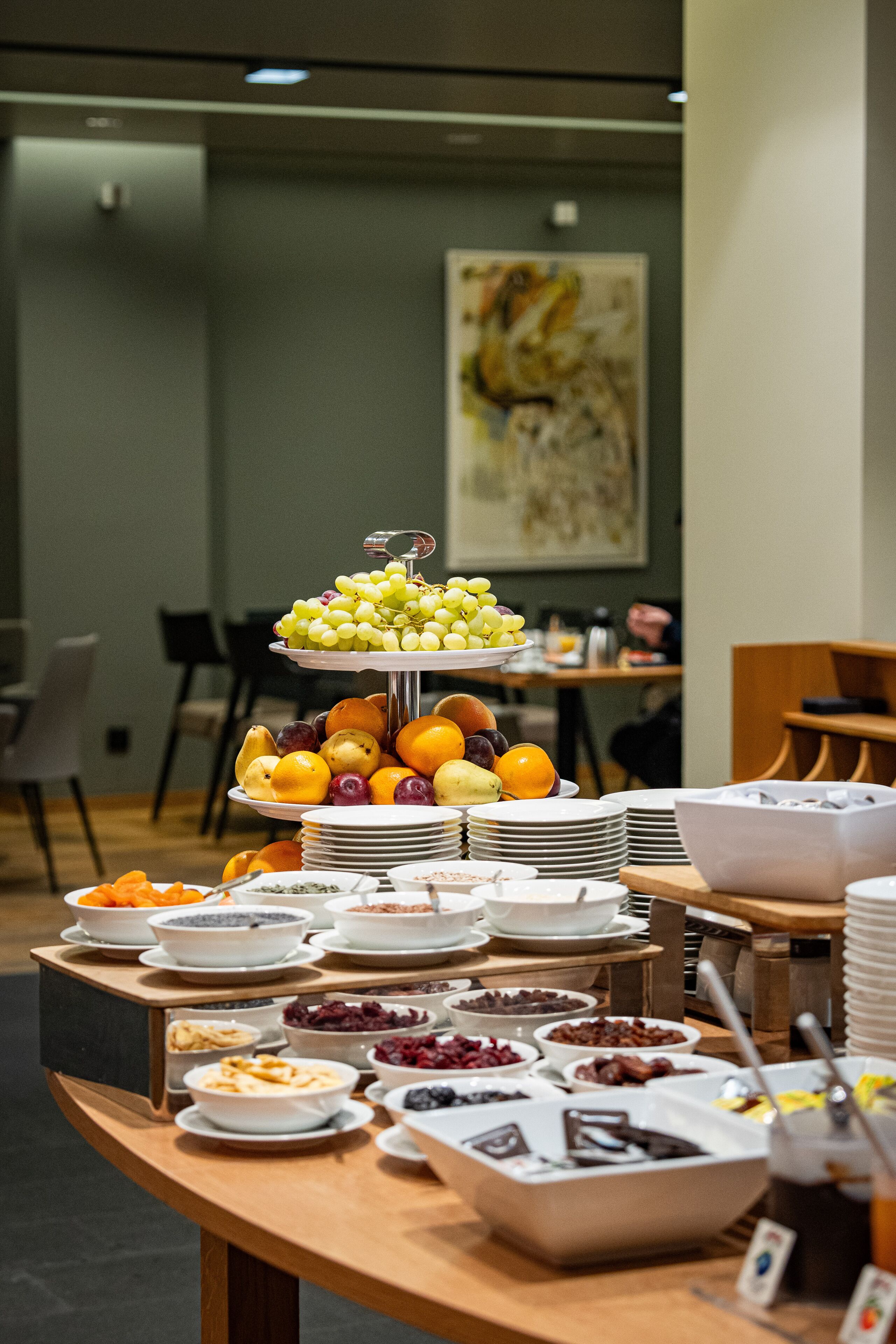 Ein Buffet mit verschiedenen Speisen und einer dreistöckigen Obstpräsentation.