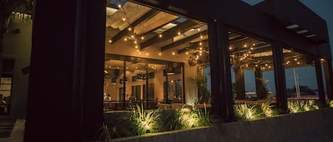 DĂźner et souper servis sur place, cuisine internationale