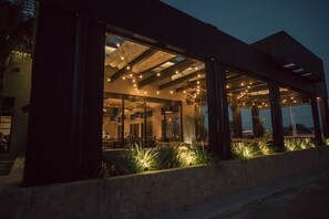 Se sirven almuerzos y cenas, cocina internacional