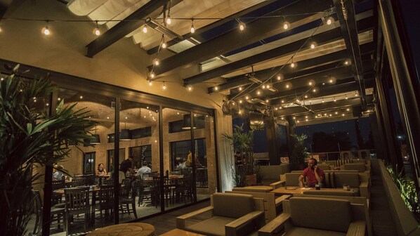 Se sirven almuerzos y cenas, cocina internacional