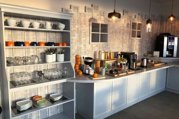 Sarapan bufet setiap hari (EUR 15 seorang)