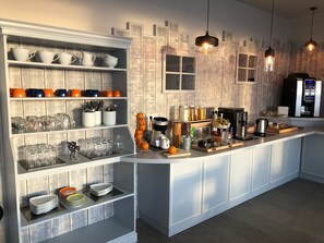 Tägliches Frühstücksbuffet (15 EUR pro Person)