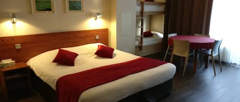 Căn hộ truyền thống, phù hợp cho người khuyết tật, hiên (Tourisme handicap) | Màn/rèm cản sáng, phòng cách âm, bàn ủi/dụng cụ ủi quần áo