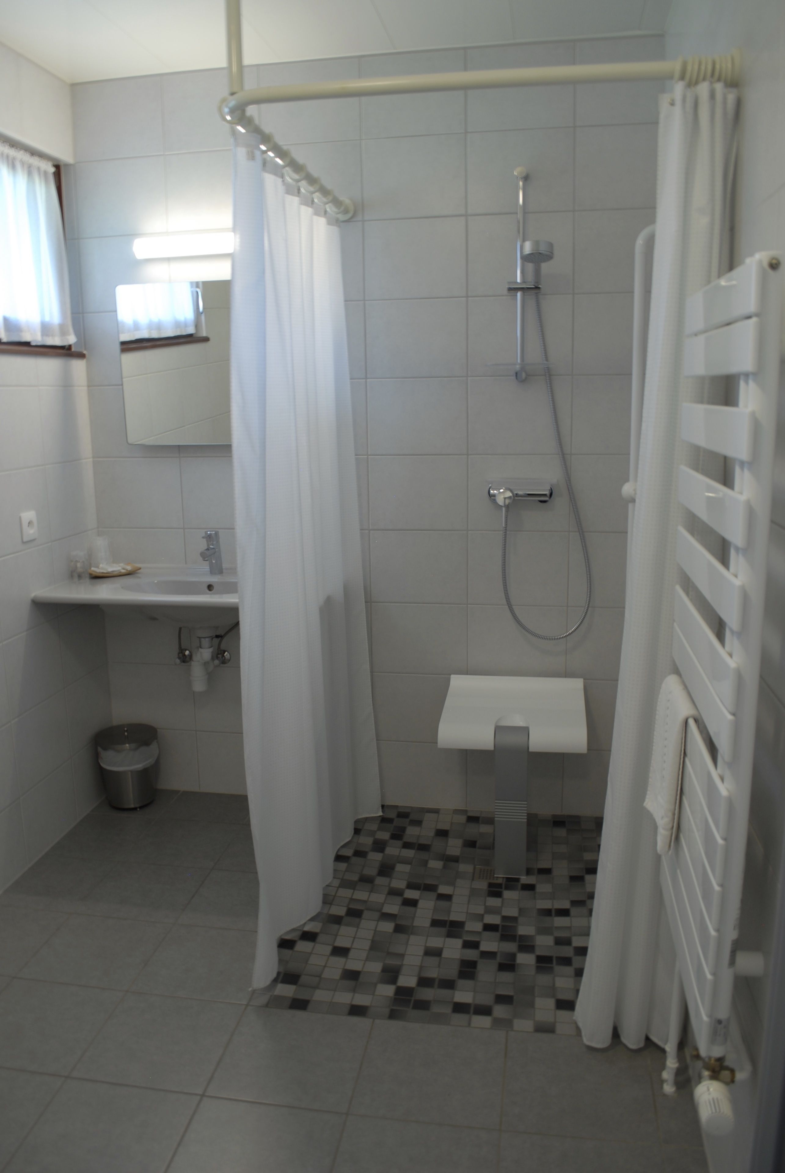 Une salle de bain avec une douche, un lavabo et des toilettes.