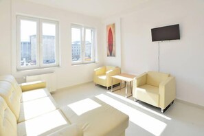 Studio | Strykejern/-brett, barnesenger og ekstrasenger (mot et tillegg)