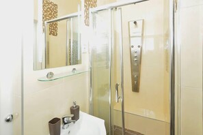 Appartement, 1 slaapkamer | Badkamer | Een douche, designer toiletartikelen, een haardroger, handdoeken
