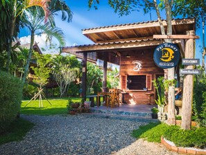 A wooden building with a sign reading "Pai Homey" and "Room Available". - Pai Homey (Pai)