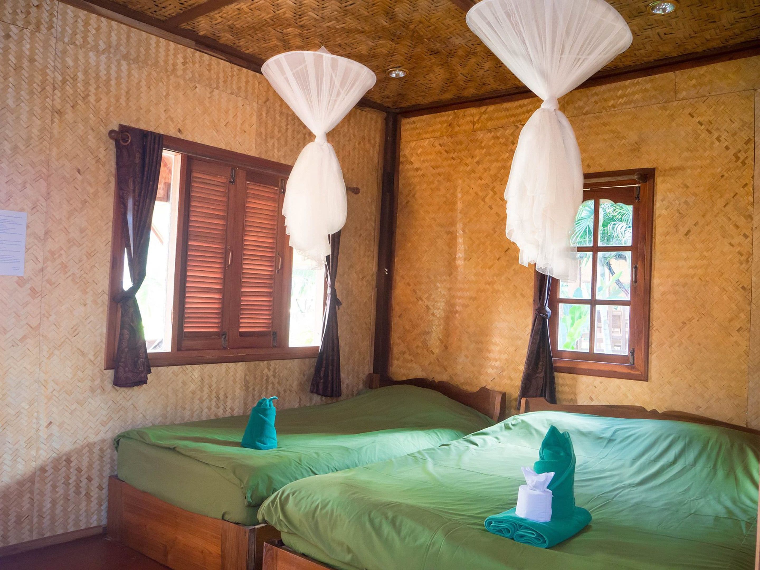 superior 3 persons | desk, blackout curtains, free wifi, bed sheets