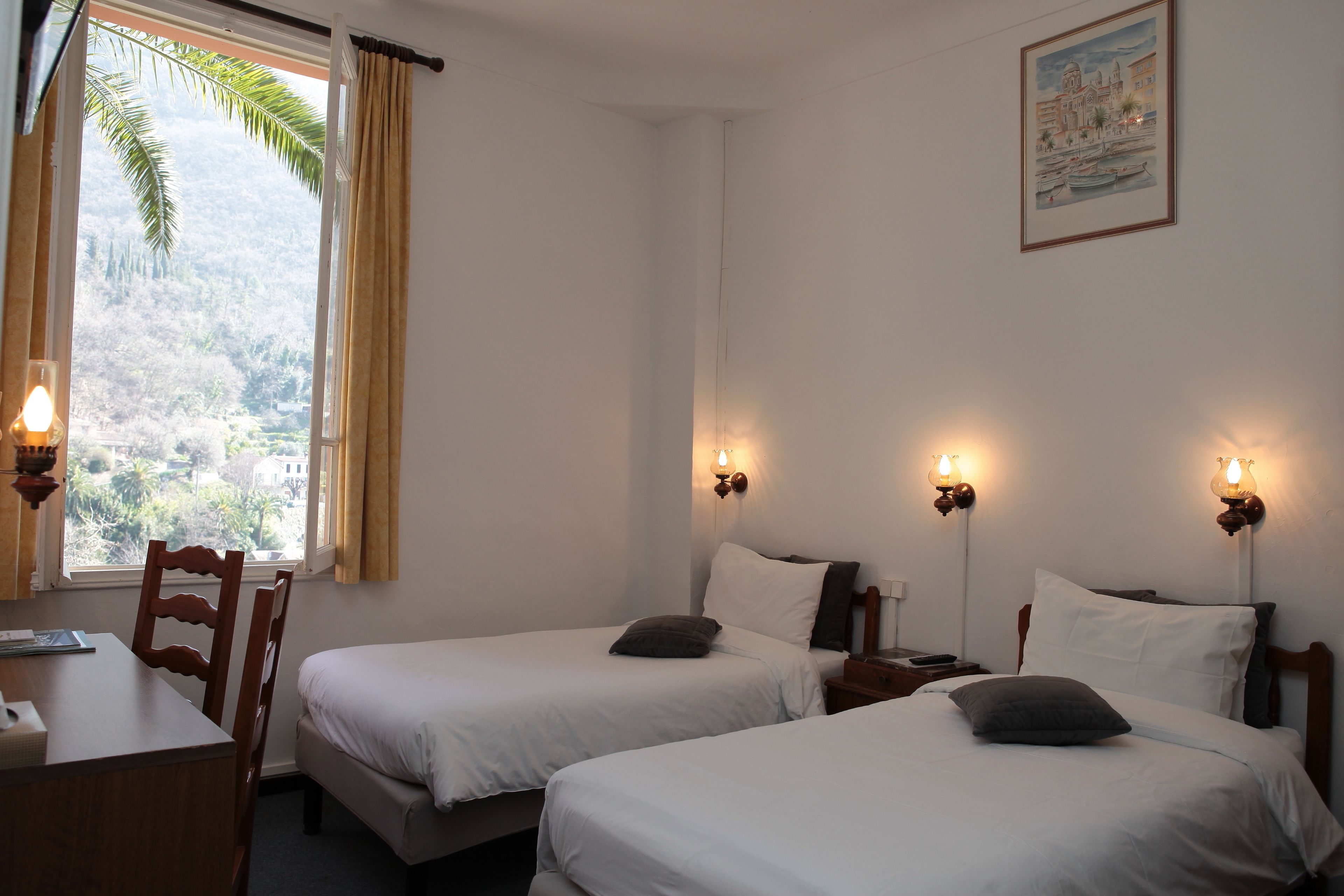 standard twin room | desk, soundproofing, free cots/infant beds, free wifi