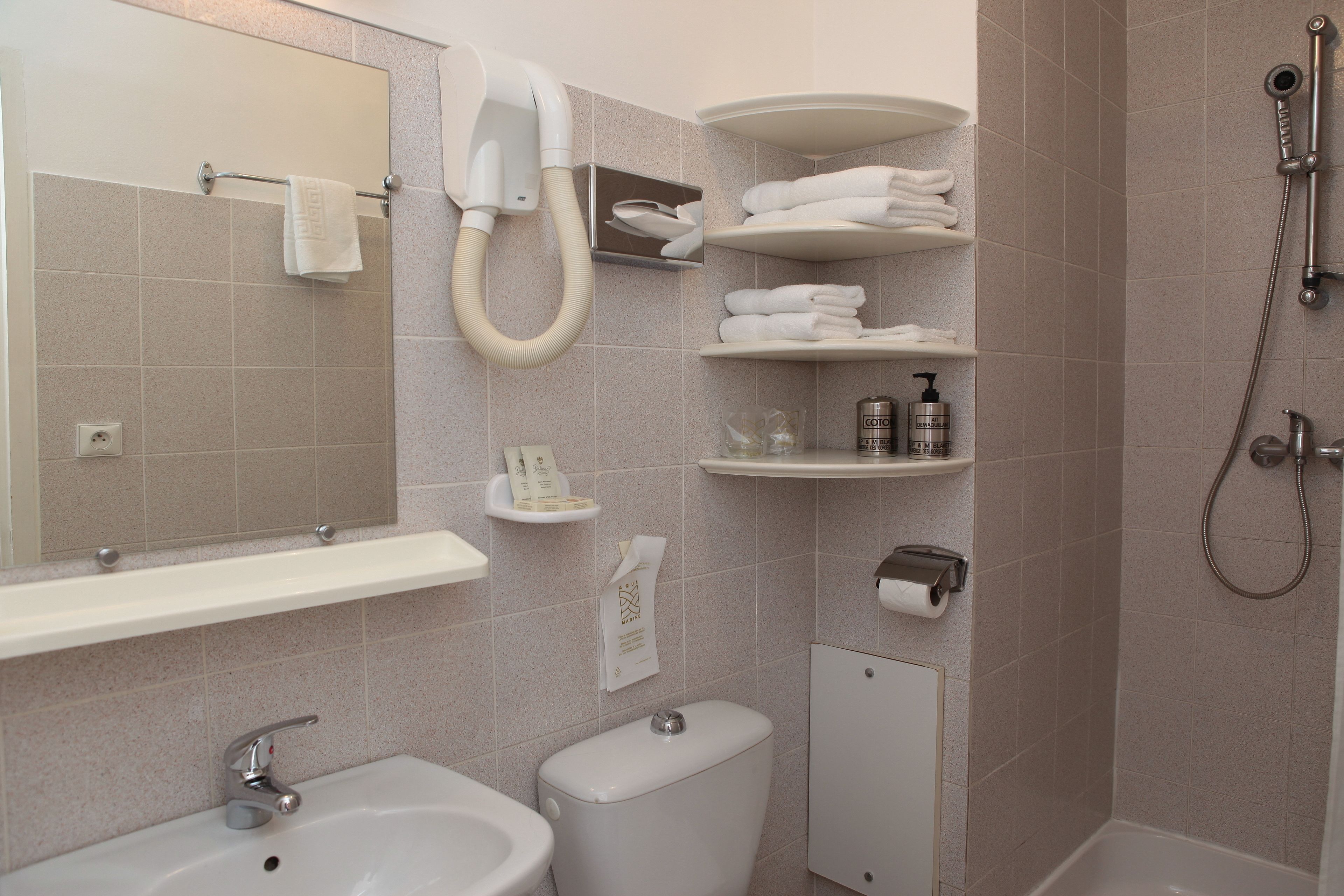 standard double room | bathroom | shower, free toiletries, hair dryer, towels