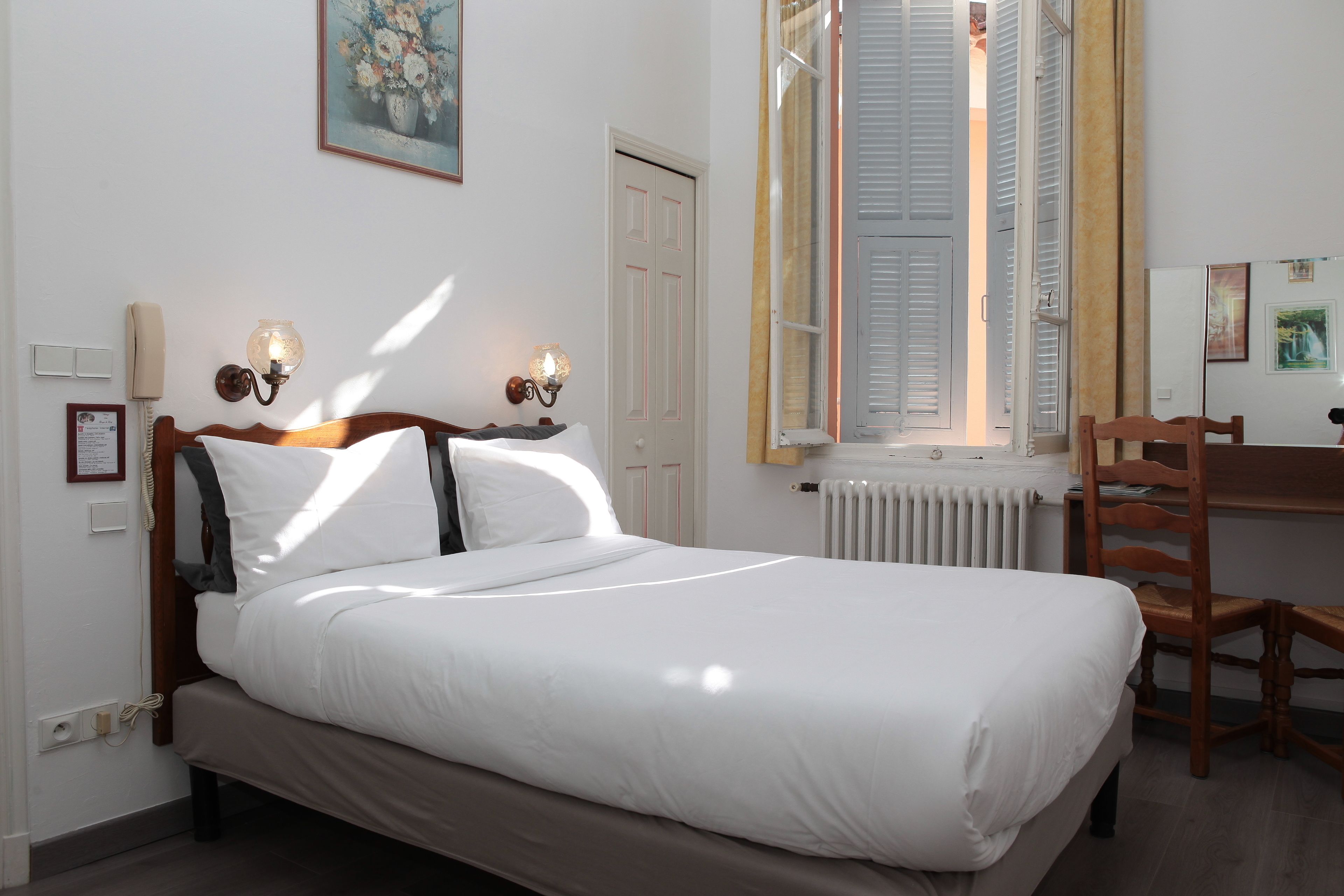 standard double room | desk, soundproofing, free cots/infant beds, free wifi