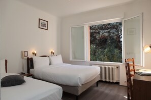 Superior-Vierbettzimmer | Schreibtisch, schallisolierte Zimmer, kostenlose Babybetten