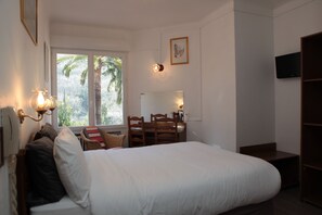 Superior tweepersoonskamer | Een bureau, geluiddichte muren, gratis babybedden, gratis wifi