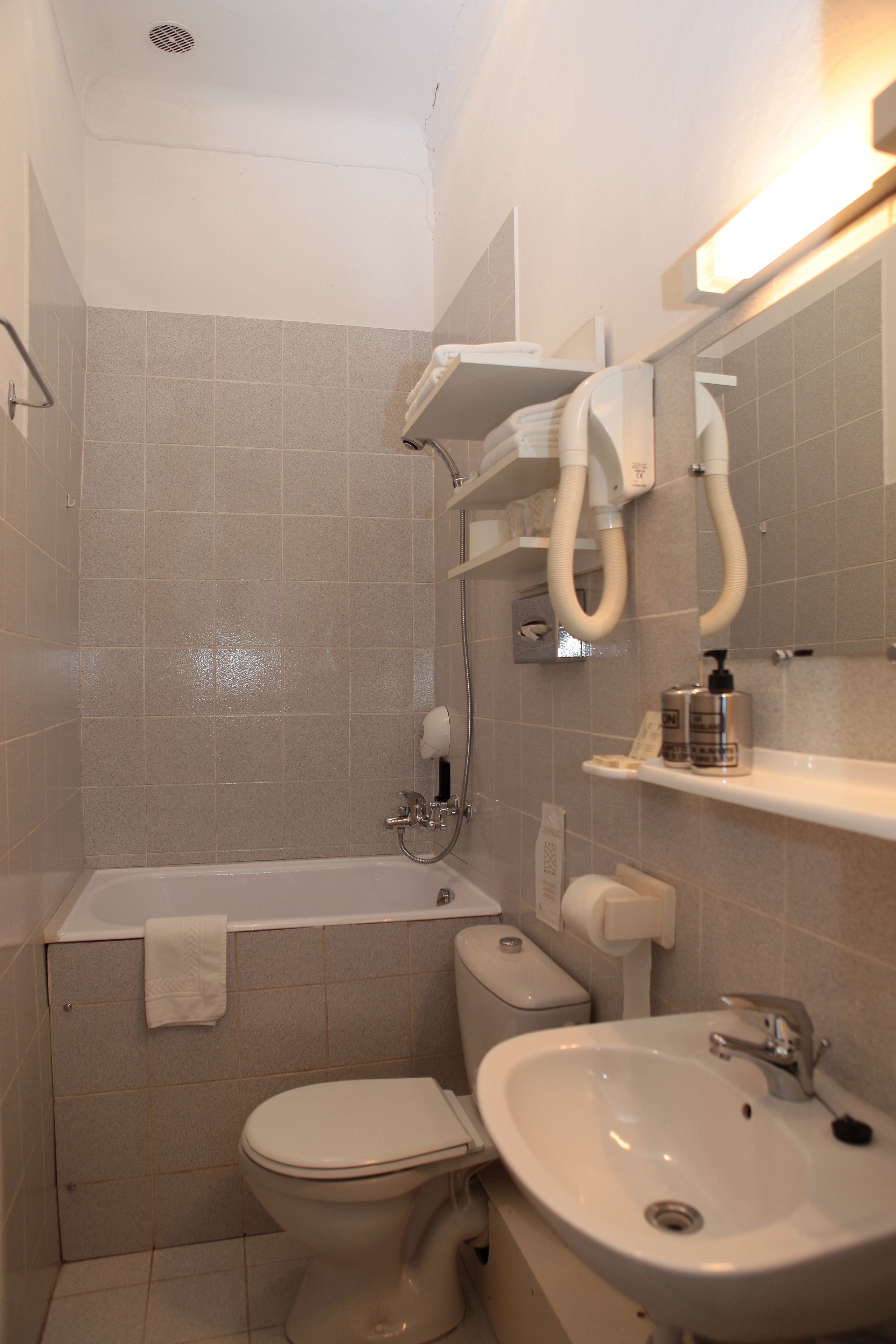 standard twin room | desk, soundproofing, free cots/infant beds, free wifi