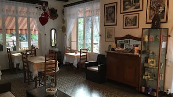 Bar lounge